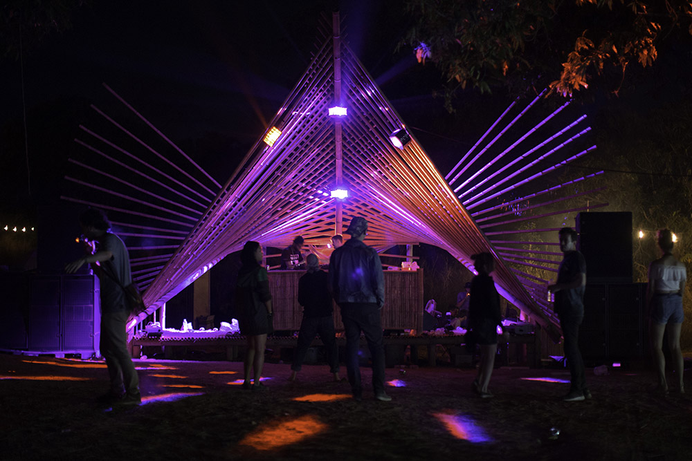 Dark White Stage. Photo: Thapphawut Parinyapariwat