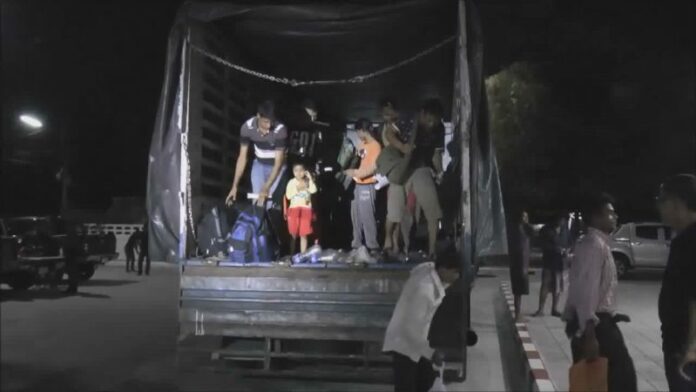 Twenty-seven Burmese Muslims found trying to cross the border into Malaysia early Friday morning at Narathiwat.