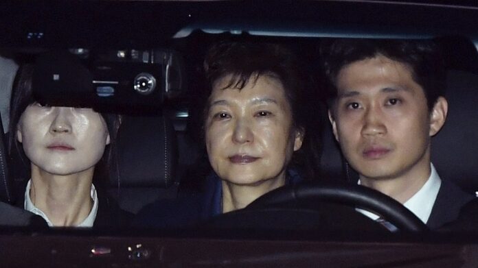 Former South Korean President Park Geun-hye, center, arrives at a detention center Friday in Uiwang, South Korea. Photo: Cho Sung-bong / Associated Press