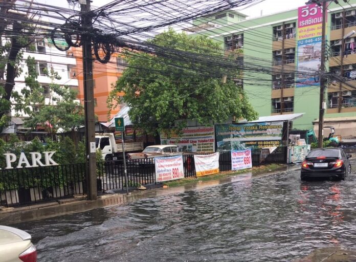 A flooded street in the Ramkhamhaeng neighborhood of Bangkok. Image: @sirinth42487784 / Twitter