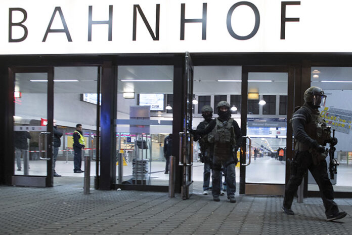 Special police forces leave the Duesseldorf, western Germany, main station on Thursday night after several people were injured in an axe attack. Photo: Federico Gambarini / DPA / Associated Press