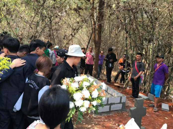 Friends attend the funeral of Chaiyaphum Pasae on Monday in Chiang Mai province. Photo: Maitree Savelahu / Facebook