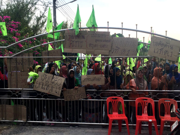 Oppositions gather to block the entrance of public hearing venue of the Pak Bara deep-sea port project along Andaman Coast Thursday in southern Satun province.