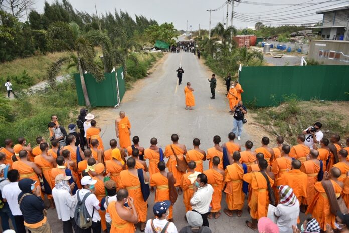 Monks and security officers face off Thursday just outside Wat Dhammakaya in Pathum Thani