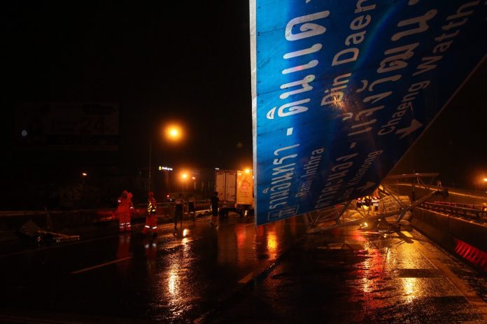 A highway sign that Thanet Parachit crashed into with his ice truck after losing control early Monday morning on the wet Sirat Expressway.