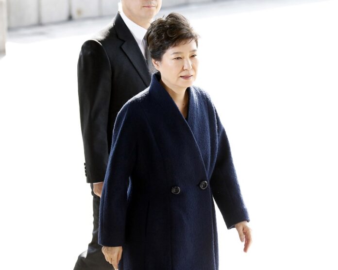 South Korea's ousted leader Park Geun-hye arrives at a prosecutor's office Tuesday in Seoul, South Korea. Photo: Kim Hong-ji / Associated Press