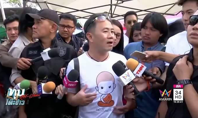 Anurak 'Ford Red Path Jeantawanich talks to reporters Sunday outside Wat Dhammakaya in northern metro Bangkok. Photo: Amarin TV