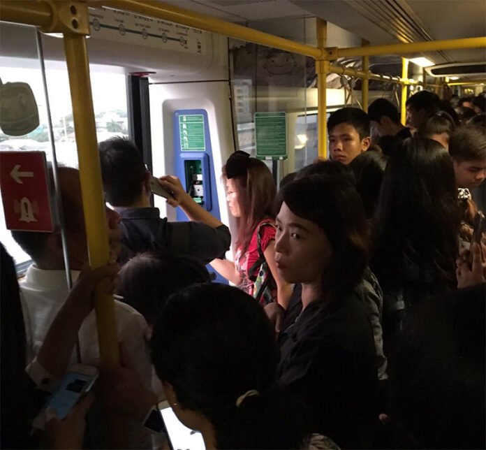 Passengers aboard an Airport Rail Link car in a 6:35pm tweet. Photo: @ThongThongZa / Twitter