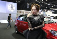 Models Cover Up to Unveil New Models at Motor Show (Photos)
