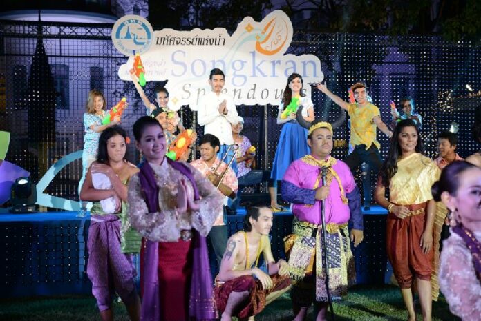 A scene from last year's Songkran warm-up event organized by the Tourism Authority of Thailand in Bangkok (Matichon)