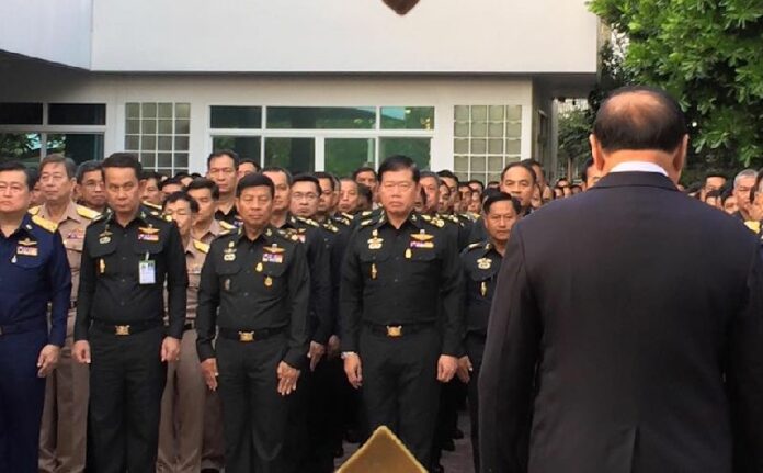 High-ranking officials from the ruling junta and the armed forces present New Year wishes to deputy junta chairman Prawit Wongsuwan on Dec. 30, 2015.