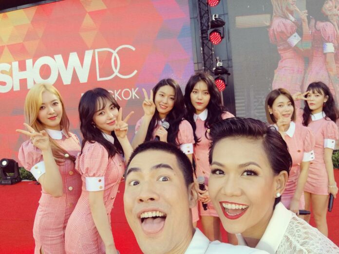 Vuthithorn ‘Woody’ Milintachinda and Patcharasri ‘Kalamare’ Benjamas take a selfie with Korean girl group ‘AOA’ at Show DC official launch April 11. Photo: Woodytalk / Instagram.