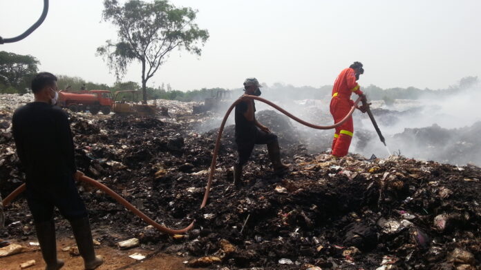 Officials put out a fire at a landfill Tuesday morning in Uthai Thani province, which began due to the hot weather. This landfill in Muang Uthai Thani district receives 50 tons of trash per day.