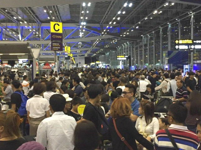 Thousands of tourists Tuesday night were left stranded on the departure level of Suvarnabhumi Airport. Photo: @Belldelagua / Twitter
