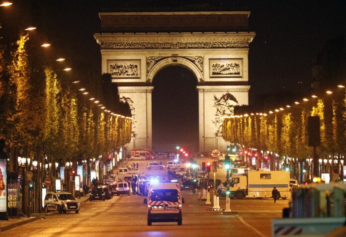 Police forces take positions on the Champs Elysees avenue in Paris, France, after a fatal shooting in which a police officer was killed along with an attacker on Thursday, April 20, 2017. Photo: Kamil Zihnioglu / Associated Press