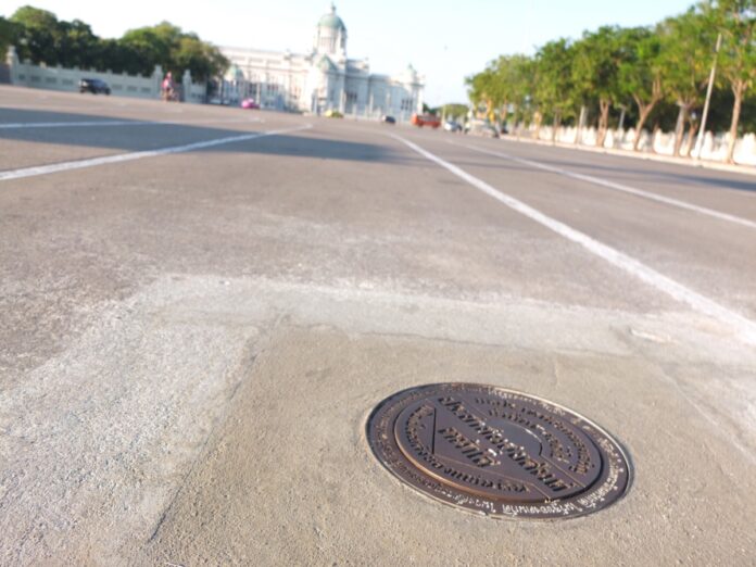 The new plaque that replaced the 1932 revolution marker as seen in April.