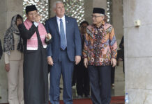 Court Keeps Indonesia Woman Irked by Noisy Mosque in Prison U.S. Vice President Mike Pence, center, is given a tour by the Grand Imam of Istiqlal Mosque Nasaruddin Umar, left, and the Chairman of the mosque Muhammad Muzammil Basyuni, right, during his 2017 visit to the largest mosque in Southeast Asia, in Jakarta. Photo: Adek Berry / Pool / Associated Press
