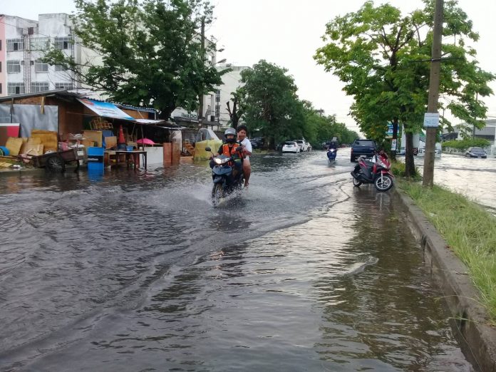 Flooded streets in Pathum Thani province Tuesday afternoon after heavy rains.