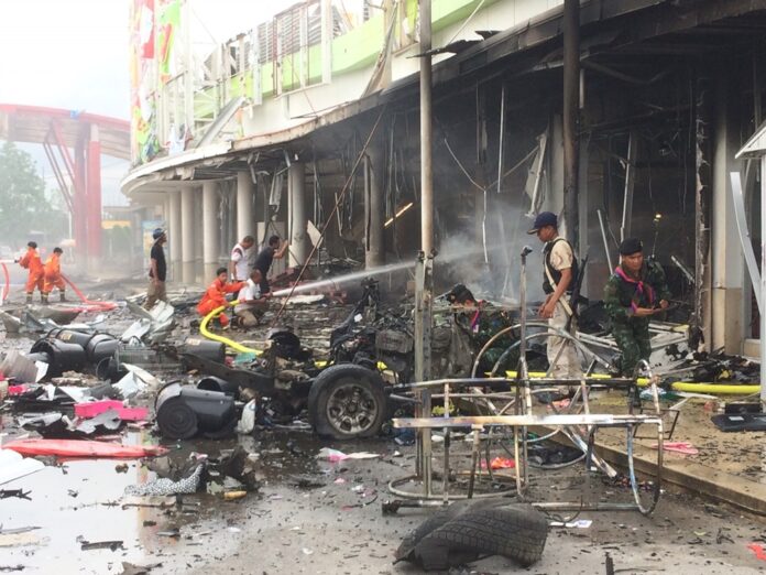 Rescue workers respond to the scene of a car bomb attack at Big C in Pattani province on May 9, 2017.