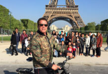 Schwarzenegger Photobombs Thai Tourists at Eiffel Tower