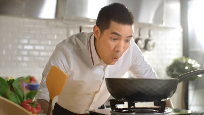Vuthithorn ‘Woody’ Milintachinda presents Korea King’s Diamond Series pan in an informercial.