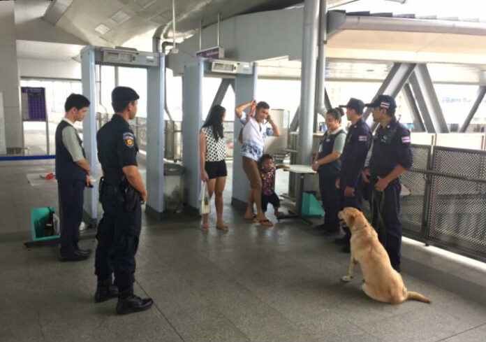 Guards and a canine unit patrol an entrance to a MRT’s Purple Line station during the Songkran holidays. Photo: Matichon
