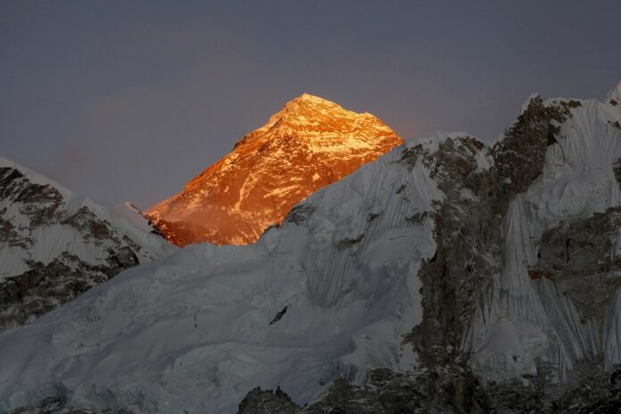 Mt. Everest is seen from the way to Kalapatthar in 2015 in Nepal. Photo: Tashi Sherpa / Associated Press