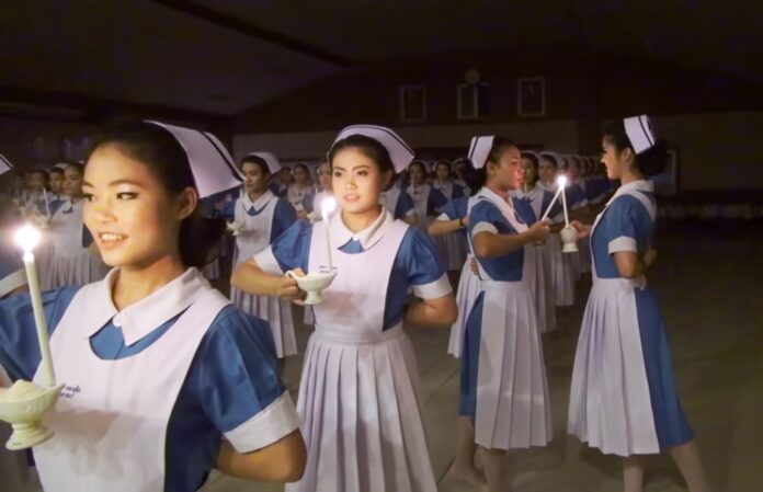 In a homage to Florence Nightingale, newly graduated nurses light candles in a graduation ceremony at Boromarajonani College of Nursing Suphan Buri in 2015. Image: SncChannels / YouTube