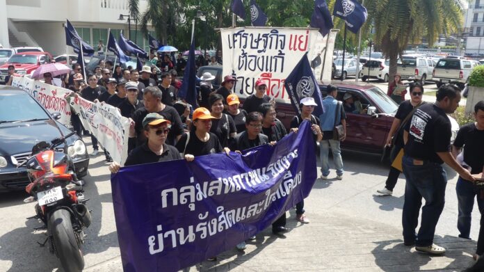 On International Labor Day, 120 Rangsit Labor Union members march to the Pathum Thani provincial governor’s office to submit a complaint calling for fair wages, social welfare benefits, safety measures during work and elections, among other demands.