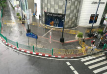 Police Set Up Barriers at Ratchaprasong on 7th Anniversary of Crackdown