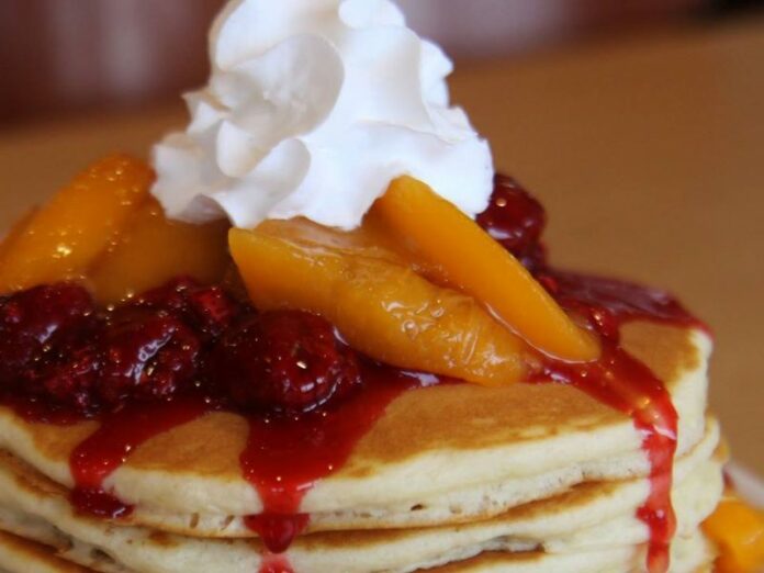 Pancakes topped with berries, peaches and whipped cream. Photo: IHOP Thailand / Facebook