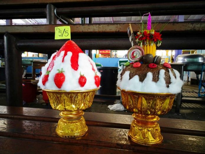 Bingsu-shaped trays made from crafting materials for Wai Khru Wednesday at Panyaworakun School. Photo: Facebook / Wilaiwilai Pai Nhai Leaw