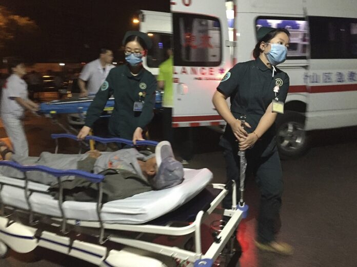 Medical workers transport a person injured in an explosion outside a kindergarten into a hospital in Fengxian County on Thursday in eastern China's Jiangsu Province. Photo: Associated Press