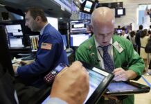 Asian Shares Rise Despite Trump’s Latest Talk on Tariffs Trader Kevin Walsh, right, works in 2017 on the floor of the New York Stock Exchange. Photo: Richard Drew / Associated Press