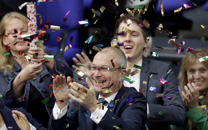 Green Party's gay rights activist Volker Beck, center, and fellow faction members celebrate with a confetti popper after German Federal Parliament, Bundestag, voted to legalize same-sex marriage in Berlin on June 30, 2017. Photo: Michael Sohn / Associated Press