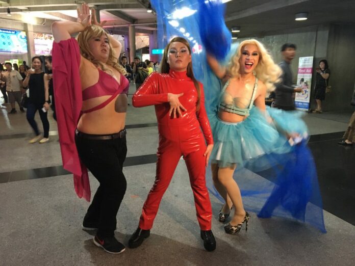 Britney’s Thai fans pose for photo Friday at Impact Arena