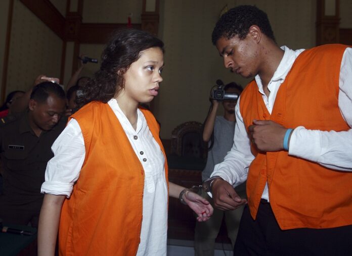 Heather Mack, left, and her boyfriend Tommy Schaefer of Chicago, are handcuffed as they arrive at a courtroom during their trial in 2015 in Bali, Indonesia. Photo: Firdia Lisnawati / Associated Press