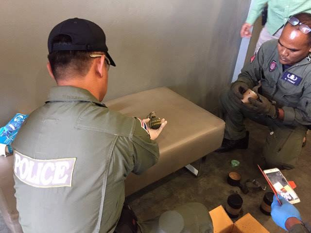 Explosive ordnance disposal officers inspecting hand grenades found Friday inside a parcel at a Kerry Express shop in Bangkok’s Bang Khen district.