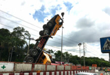 Green Line Construction Crane Topples on Phahonyothin Road