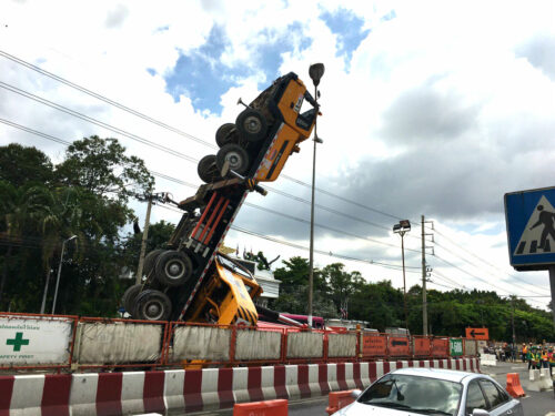 Green Line Construction Crane Topples on Phahonyothin Road