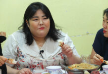 This Woman Eats Food, and Millions Tune in to Watch Her Do It