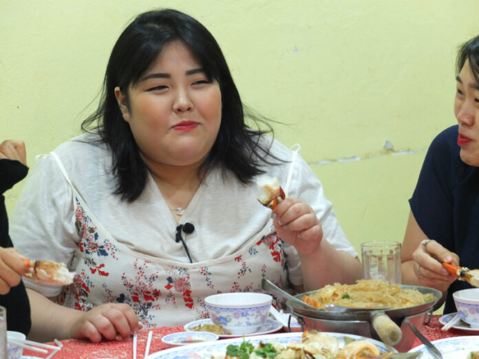 A live broadcast of Yang Soo-bin’s eating via Facebook on Wednesday at a restaurant in Bangkok Chinatown.