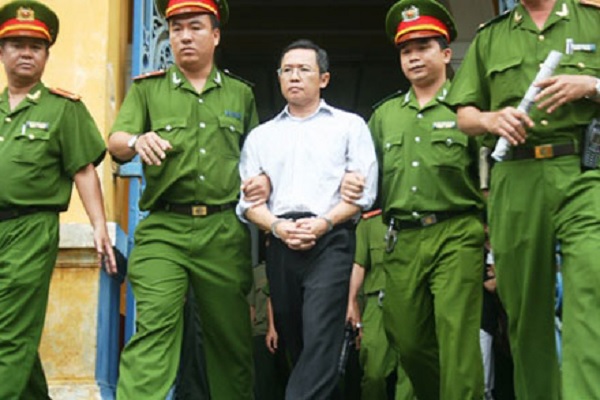 Pham Minh Hoang, at center, outside the People's Court of Ho Chi Minh City on Aug. 10, 2011. Photo: Dan Tri news / dantri.com.vn