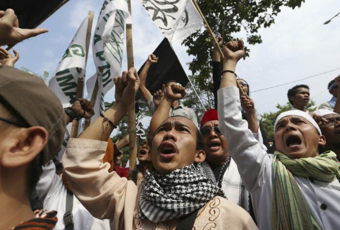 Muslim protesters shout slogans at a rally against Jakarta's Christian governor who was convicted of blasphemy in May 2017. Photo: Achmad Ibrahim / Associated Press