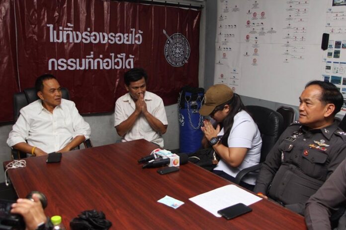 Wareenit Pleumchit, 20, apologizes to the taxi driver she accused of attempted assault, Samachan Teerasomboon, Sunday at Bangkok’s Bangkhen Police Station.