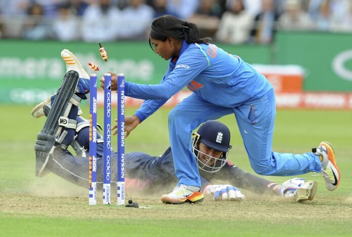 England's Jenny Gunn slides into the crease as India's Rajeshwari Gayakwad unsuccessfully attempts to run her out during the ICC Women's World Cup 2017 final match between England and India on Sunday at Lord's in London, England. Photo: Rui Vieira / Associated Press