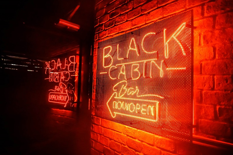 BLACKCABIN2