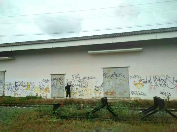 Briton William Brian Zielinski, 38, was fined 4,000 baht Thursday for spray painting on a railway station wall in Chiang Mai. Read: Briton Arrested for Spray Painting Chiang Mai Railway Station
