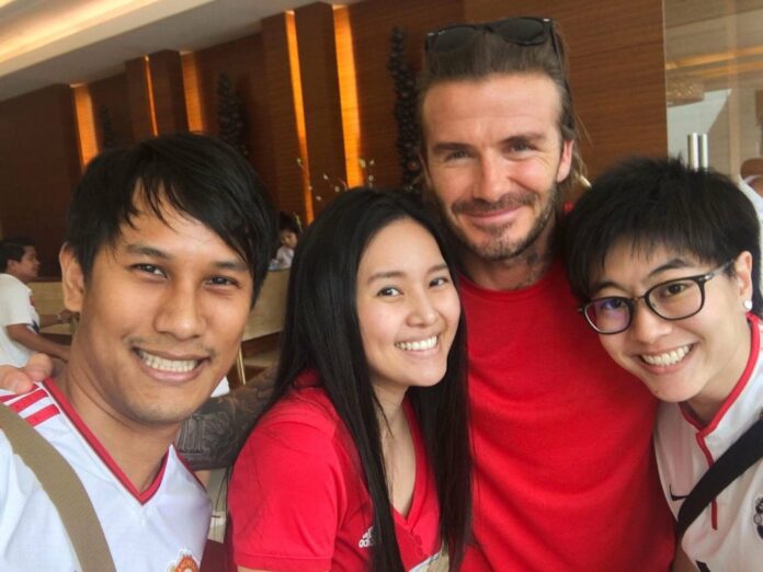 Beckham with Thai fans Saturday. Photo: @pariebenjy / Twitter