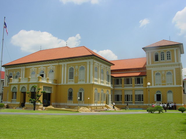 Headquarters of the Crown Property Bureau/ Image: http://suebpong.rmutl.ac.th